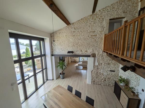 MAISON EN PIERRE RÉNOVÉE – 157 M² – 3 CHAMBRES – TERRAIN DE PLUS DE 3 000 M² PISCINABLE – GRANGE ET DÉPENDANCES – PROCHE LA CRÈCHE / NIORT