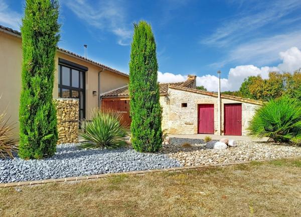 MAISON EN PIERRE RÉNOVÉE – 157 M² – 3 CHAMBRES – TERRAIN DE PLUS DE 3 000 M² PISCINABLE – GRANGE ET DÉPENDANCES – PROCHE LA CRÈCHE / NIORT