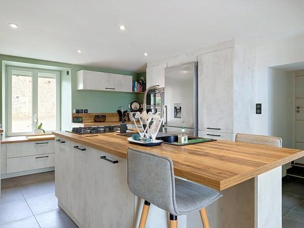 MAISON EN PIERRE RÉNOVÉE – 157 M² – 3 CHAMBRES – TERRAIN DE PLUS DE 3 000 M² PISCINABLE – GRANGE ET DÉPENDANCES – PROCHE LA CRÈCHE / NIORT