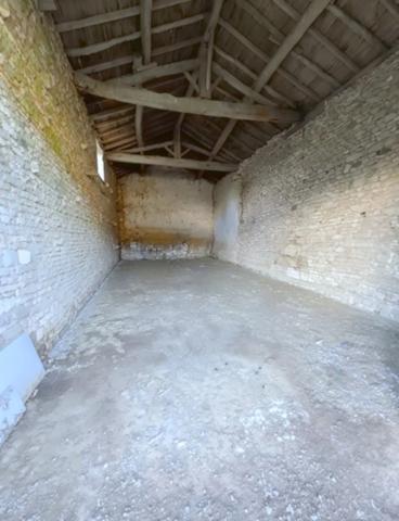 MAISON EN PIERRE RÉNOVÉE – 157 M² – 3 CHAMBRES – TERRAIN DE PLUS DE 3 000 M² PISCINABLE – GRANGE ET DÉPENDANCES – PROCHE LA CRÈCHE / NIORT