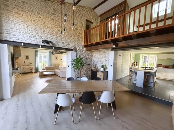 MAISON EN PIERRE RÉNOVÉE – 157 M² – 3 CHAMBRES – TERRAIN DE PLUS DE 3 000 M² PISCINABLE – GRANGE ET DÉPENDANCES – PROCHE LA CRÈCHE / NIORT