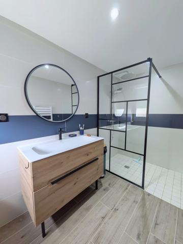 MAISON EN PIERRE RÉNOVÉE – 157 M² – 3 CHAMBRES – TERRAIN DE PLUS DE 3 000 M² PISCINABLE – GRANGE ET DÉPENDANCES – PROCHE LA CRÈCHE / NIORT