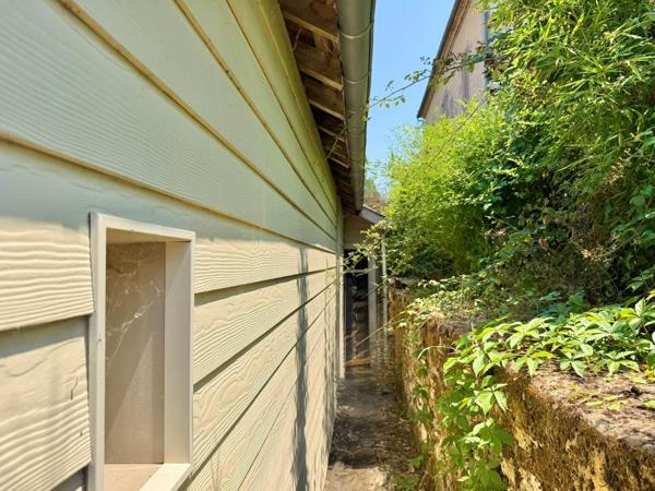 MAISON DE VILLAGE INDEPENDANTE AVEC PETIT EXTERIEUR