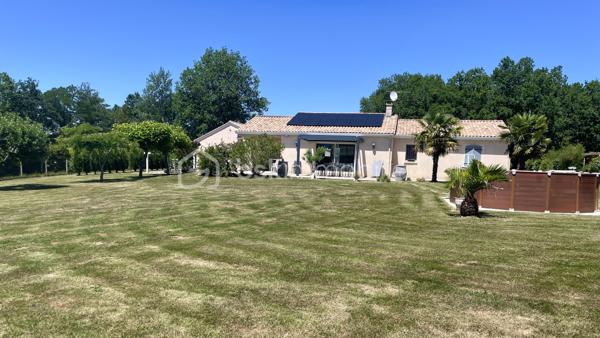 A 10 minutes de Lalinde, nichée sur les hauteurs de Couze-et-Saint-Front, au cœur d’un environnement calme et recherché, cette élégante maison contemporaine de plain-pied exposée plein sud, offre 130 m² habitables. 
Parfaitement agencée, soigneusement entretenue et très lumineuse grâce à ses larges baies vitrées, elle se compose d'une entrée avec placard, d'une cuisine ouverte sur un vaste séjour chaleureux agrémenté d'un poêle à bois, ainsi que d'un cellier/buanderie avec accès direct à l'extérieur.
Côté nuit, elle comprend quatre chambres, une salle de bains équipée d'une double vasque, d'une baignoire et d'une douche, ainsi qu'un WC indépendant avec lave-mains.
Côté dépendances, la propriété dispose d'un grand garage fermé avec eau et électricité d'environ 44 m² , surmonté d'une vaste mezzanine offrant un bel espace de stockage ou d'aménagement, d'un second garage ouvert, d'un carport, d'un abri de jardin et d'un poulailler.
L'ensemble est implanté sur un terrain clos de 4 299 m², idéal pour profiter pleinement de la tranquillité des lieux.
Les prestations techniques sont également au rendez-vous : chauffage électrique, ballon thermodynamique, assainissement individuel conforme, ainsi que 12 panneaux photovoltaïques installés en 2024 permettant l'autoconsommation, avec revente du surplus d'électricité produit.
Une propriété fonctionnelle, lumineuse et économe en énergie, idéale pour une vie de famille au cœur d'un cadre privilégié.
Bien disponible à la visite 7 jours sur 7. Intercabinet et collaboration entre professionnels de l’immobilier bienvenus.
Nestled on the heights of Couze-et-Saint-Front, in the heart of a quiet and sought-after environment, this elegant contemporary single storey house facing south, offers 130 m 2. 
Perfectly arranged, carefully maintained and very bright thanks to its large windows, it consists of an entrance with cupboard, a kitchen open to a large living room decorated with a wood stove, as well as a cellar/ laundry room with direct access to the outside.
On the night side, it has four bedrooms, a bathroom equipped with a double sink, a bathtub and a shower, as well as an independent WC with washbasin.
Outbuildings side, the property has a large closed garage with water and electricity of about 44 m 2, surmounted by a large mezzanine offering a beautiful storage or development space, a second open garage, a carport, a garden shed and a henhouse.
The whole is located on a closed ground of 4 299 m 2, ideal to take advantage fully of the tranquility of the places.
The technical services are also available: electric heating, a thermodynamic tank, individual sanitation in compliance, as well as 12 photovoltaic panels installed in 2024 allowing self-consumption, with resale of surplus electricity produced.
A functional, bright and energy-efficient property, ideal for a family life in the heart of a privileged setting.
Property available for viewing 7 days a week. Intercabinet and collaboration between real estate professionals welcome.