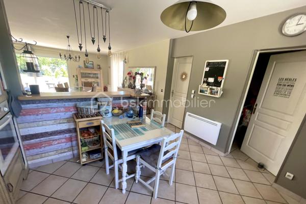 A 10 minutes de Lalinde, nichée sur les hauteurs de Couze-et-Saint-Front, au cœur d’un environnement calme et recherché, cette élégante maison contemporaine de plain-pied exposée plein sud, offre 130 m² habitables. 
Parfaitement agencée, soigneusement entretenue et très lumineuse grâce à ses larges baies vitrées, elle se compose d'une entrée avec placard, d'une cuisine ouverte sur un vaste séjour chaleureux agrémenté d'un poêle à bois, ainsi que d'un cellier/buanderie avec accès direct à l'extérieur.
Côté nuit, elle comprend quatre chambres, une salle de bains équipée d'une double vasque, d'une baignoire et d'une douche, ainsi qu'un WC indépendant avec lave-mains.
Côté dépendances, la propriété dispose d'un grand garage fermé avec eau et électricité d'environ 44 m² , surmonté d'une vaste mezzanine offrant un bel espace de stockage ou d'aménagement, d'un second garage ouvert, d'un carport, d'un abri de jardin et d'un poulailler.
L'ensemble est implanté sur un terrain clos de 4 299 m², idéal pour profiter pleinement de la tranquillité des lieux.
Les prestations techniques sont également au rendez-vous : chauffage électrique, ballon thermodynamique, assainissement individuel conforme, ainsi que 12 panneaux photovoltaïques installés en 2024 permettant l'autoconsommation, avec revente du surplus d'électricité produit.
Une propriété fonctionnelle, lumineuse et économe en énergie, idéale pour une vie de famille au cœur d'un cadre privilégié.
Bien disponible à la visite 7 jours sur 7. Intercabinet et collaboration entre professionnels de l’immobilier bienvenus.
Nestled on the heights of Couze-et-Saint-Front, in the heart of a quiet and sought-after environment, this elegant contemporary single storey house facing south, offers 130 m 2. 
Perfectly arranged, carefully maintained and very bright thanks to its large windows, it consists of an entrance with cupboard, a kitchen open to a large living room decorated with a wood stove, as well as a cellar/ laundry room with direct access to the outside.
On the night side, it has four bedrooms, a bathroom equipped with a double sink, a bathtub and a shower, as well as an independent WC with washbasin.
Outbuildings side, the property has a large closed garage with water and electricity of about 44 m 2, surmounted by a large mezzanine offering a beautiful storage or development space, a second open garage, a carport, a garden shed and a henhouse.
The whole is located on a closed ground of 4 299 m 2, ideal to take advantage fully of the tranquility of the places.
The technical services are also available: electric heating, a thermodynamic tank, individual sanitation in compliance, as well as 12 photovoltaic panels installed in 2024 allowing self-consumption, with resale of surplus electricity produced.
A functional, bright and energy-efficient property, ideal for a family life in the heart of a privileged setting.
Property available for viewing 7 days a week. Intercabinet and collaboration between real estate professionals welcome.