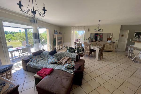 A 10 minutes de Lalinde, nichée sur les hauteurs de Couze-et-Saint-Front, au cœur d’un environnement calme et recherché, cette élégante maison contemporaine de plain-pied exposée plein sud, offre 130 m² habitables. 
Parfaitement agencée, soigneusement entretenue et très lumineuse grâce à ses larges baies vitrées, elle se compose d'une entrée avec placard, d'une cuisine ouverte sur un vaste séjour chaleureux agrémenté d'un poêle à bois, ainsi que d'un cellier/buanderie avec accès direct à l'extérieur.
Côté nuit, elle comprend quatre chambres, une salle de bains équipée d'une double vasque, d'une baignoire et d'une douche, ainsi qu'un WC indépendant avec lave-mains.
Côté dépendances, la propriété dispose d'un grand garage fermé avec eau et électricité d'environ 44 m² , surmonté d'une vaste mezzanine offrant un bel espace de stockage ou d'aménagement, d'un second garage ouvert, d'un carport, d'un abri de jardin et d'un poulailler.
L'ensemble est implanté sur un terrain clos de 4 299 m², idéal pour profiter pleinement de la tranquillité des lieux.
Les prestations techniques sont également au rendez-vous : chauffage électrique, ballon thermodynamique, assainissement individuel conforme, ainsi que 12 panneaux photovoltaïques installés en 2024 permettant l'autoconsommation, avec revente du surplus d'électricité produit.
Une propriété fonctionnelle, lumineuse et économe en énergie, idéale pour une vie de famille au cœur d'un cadre privilégié.
Bien disponible à la visite 7 jours sur 7. Intercabinet et collaboration entre professionnels de l’immobilier bienvenus.
Nestled on the heights of Couze-et-Saint-Front, in the heart of a quiet and sought-after environment, this elegant contemporary single storey house facing south, offers 130 m 2. 
Perfectly arranged, carefully maintained and very bright thanks to its large windows, it consists of an entrance with cupboard, a kitchen open to a large living room decorated with a wood stove, as well as a cellar/ laundry room with direct access to the outside.
On the night side, it has four bedrooms, a bathroom equipped with a double sink, a bathtub and a shower, as well as an independent WC with washbasin.
Outbuildings side, the property has a large closed garage with water and electricity of about 44 m 2, surmounted by a large mezzanine offering a beautiful storage or development space, a second open garage, a carport, a garden shed and a henhouse.
The whole is located on a closed ground of 4 299 m 2, ideal to take advantage fully of the tranquility of the places.
The technical services are also available: electric heating, a thermodynamic tank, individual sanitation in compliance, as well as 12 photovoltaic panels installed in 2024 allowing self-consumption, with resale of surplus electricity produced.
A functional, bright and energy-efficient property, ideal for a family life in the heart of a privileged setting.
Property available for viewing 7 days a week. Intercabinet and collaboration between real estate professionals welcome.