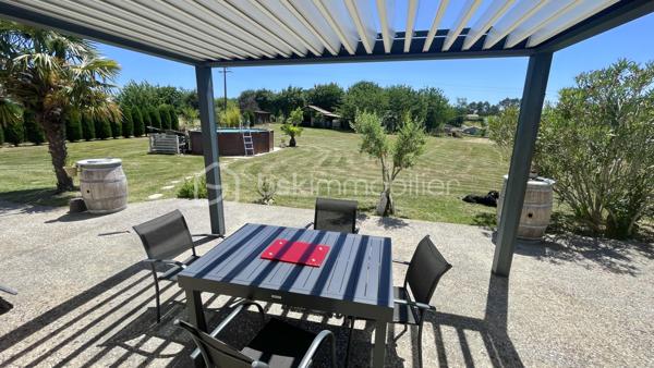 A 10 minutes de Lalinde, nichée sur les hauteurs de Couze-et-Saint-Front, au cœur d’un environnement calme et recherché, cette élégante maison contemporaine de plain-pied exposée plein sud, offre 130 m² habitables. 
Parfaitement agencée, soigneusement entretenue et très lumineuse grâce à ses larges baies vitrées, elle se compose d'une entrée avec placard, d'une cuisine ouverte sur un vaste séjour chaleureux agrémenté d'un poêle à bois, ainsi que d'un cellier/buanderie avec accès direct à l'extérieur.
Côté nuit, elle comprend quatre chambres, une salle de bains équipée d'une double vasque, d'une baignoire et d'une douche, ainsi qu'un WC indépendant avec lave-mains.
Côté dépendances, la propriété dispose d'un grand garage fermé avec eau et électricité d'environ 44 m² , surmonté d'une vaste mezzanine offrant un bel espace de stockage ou d'aménagement, d'un second garage ouvert, d'un carport, d'un abri de jardin et d'un poulailler.
L'ensemble est implanté sur un terrain clos de 4 299 m², idéal pour profiter pleinement de la tranquillité des lieux.
Les prestations techniques sont également au rendez-vous : chauffage électrique, ballon thermodynamique, assainissement individuel conforme, ainsi que 12 panneaux photovoltaïques installés en 2024 permettant l'autoconsommation, avec revente du surplus d'électricité produit.
Une propriété fonctionnelle, lumineuse et économe en énergie, idéale pour une vie de famille au cœur d'un cadre privilégié.
Bien disponible à la visite 7 jours sur 7. Intercabinet et collaboration entre professionnels de l’immobilier bienvenus.
Nestled on the heights of Couze-et-Saint-Front, in the heart of a quiet and sought-after environment, this elegant contemporary single storey house facing south, offers 130 m 2. 
Perfectly arranged, carefully maintained and very bright thanks to its large windows, it consists of an entrance with cupboard, a kitchen open to a large living room decorated with a wood stove, as well as a cellar/ laundry room with direct access to the outside.
On the night side, it has four bedrooms, a bathroom equipped with a double sink, a bathtub and a shower, as well as an independent WC with washbasin.
Outbuildings side, the property has a large closed garage with water and electricity of about 44 m 2, surmounted by a large mezzanine offering a beautiful storage or development space, a second open garage, a carport, a garden shed and a henhouse.
The whole is located on a closed ground of 4 299 m 2, ideal to take advantage fully of the tranquility of the places.
The technical services are also available: electric heating, a thermodynamic tank, individual sanitation in compliance, as well as 12 photovoltaic panels installed in 2024 allowing self-consumption, with resale of surplus electricity produced.
A functional, bright and energy-efficient property, ideal for a family life in the heart of a privileged setting.
Property available for viewing 7 days a week. Intercabinet and collaboration between real estate professionals welcome.