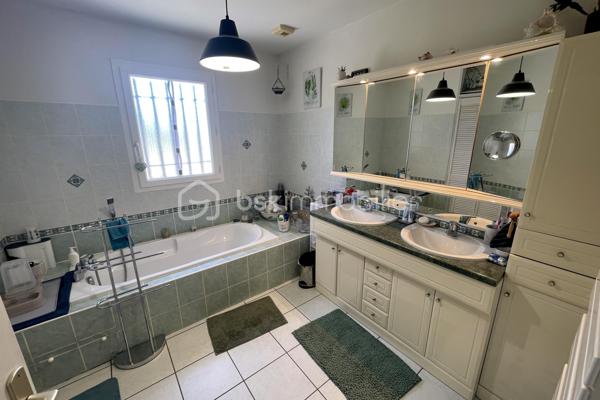 A 10 minutes de Lalinde, nichée sur les hauteurs de Couze-et-Saint-Front, au cœur d’un environnement calme et recherché, cette élégante maison contemporaine de plain-pied exposée plein sud, offre 130 m² habitables. 
Parfaitement agencée, soigneusement entretenue et très lumineuse grâce à ses larges baies vitrées, elle se compose d'une entrée avec placard, d'une cuisine ouverte sur un vaste séjour chaleureux agrémenté d'un poêle à bois, ainsi que d'un cellier/buanderie avec accès direct à l'extérieur.
Côté nuit, elle comprend quatre chambres, une salle de bains équipée d'une double vasque, d'une baignoire et d'une douche, ainsi qu'un WC indépendant avec lave-mains.
Côté dépendances, la propriété dispose d'un grand garage fermé avec eau et électricité d'environ 44 m² , surmonté d'une vaste mezzanine offrant un bel espace de stockage ou d'aménagement, d'un second garage ouvert, d'un carport, d'un abri de jardin et d'un poulailler.
L'ensemble est implanté sur un terrain clos de 4 299 m², idéal pour profiter pleinement de la tranquillité des lieux.
Les prestations techniques sont également au rendez-vous : chauffage électrique, ballon thermodynamique, assainissement individuel conforme, ainsi que 12 panneaux photovoltaïques installés en 2024 permettant l'autoconsommation, avec revente du surplus d'électricité produit.
Une propriété fonctionnelle, lumineuse et économe en énergie, idéale pour une vie de famille au cœur d'un cadre privilégié.
Bien disponible à la visite 7 jours sur 7. Intercabinet et collaboration entre professionnels de l’immobilier bienvenus.
Nestled on the heights of Couze-et-Saint-Front, in the heart of a quiet and sought-after environment, this elegant contemporary single storey house facing south, offers 130 m 2. 
Perfectly arranged, carefully maintained and very bright thanks to its large windows, it consists of an entrance with cupboard, a kitchen open to a large living room decorated with a wood stove, as well as a cellar/ laundry room with direct access to the outside.
On the night side, it has four bedrooms, a bathroom equipped with a double sink, a bathtub and a shower, as well as an independent WC with washbasin.
Outbuildings side, the property has a large closed garage with water and electricity of about 44 m 2, surmounted by a large mezzanine offering a beautiful storage or development space, a second open garage, a carport, a garden shed and a henhouse.
The whole is located on a closed ground of 4 299 m 2, ideal to take advantage fully of the tranquility of the places.
The technical services are also available: electric heating, a thermodynamic tank, individual sanitation in compliance, as well as 12 photovoltaic panels installed in 2024 allowing self-consumption, with resale of surplus electricity produced.
A functional, bright and energy-efficient property, ideal for a family life in the heart of a privileged setting.
Property available for viewing 7 days a week. Intercabinet and collaboration between real estate professionals welcome.