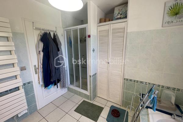 A 10 minutes de Lalinde, nichée sur les hauteurs de Couze-et-Saint-Front, au cœur d’un environnement calme et recherché, cette élégante maison contemporaine de plain-pied exposée plein sud, offre 130 m² habitables. 
Parfaitement agencée, soigneusement entretenue et très lumineuse grâce à ses larges baies vitrées, elle se compose d'une entrée avec placard, d'une cuisine ouverte sur un vaste séjour chaleureux agrémenté d'un poêle à bois, ainsi que d'un cellier/buanderie avec accès direct à l'extérieur.
Côté nuit, elle comprend quatre chambres, une salle de bains équipée d'une double vasque, d'une baignoire et d'une douche, ainsi qu'un WC indépendant avec lave-mains.
Côté dépendances, la propriété dispose d'un grand garage fermé avec eau et électricité d'environ 44 m² , surmonté d'une vaste mezzanine offrant un bel espace de stockage ou d'aménagement, d'un second garage ouvert, d'un carport, d'un abri de jardin et d'un poulailler.
L'ensemble est implanté sur un terrain clos de 4 299 m², idéal pour profiter pleinement de la tranquillité des lieux.
Les prestations techniques sont également au rendez-vous : chauffage électrique, ballon thermodynamique, assainissement individuel conforme, ainsi que 12 panneaux photovoltaïques installés en 2024 permettant l'autoconsommation, avec revente du surplus d'électricité produit.
Une propriété fonctionnelle, lumineuse et économe en énergie, idéale pour une vie de famille au cœur d'un cadre privilégié.
Bien disponible à la visite 7 jours sur 7. Intercabinet et collaboration entre professionnels de l’immobilier bienvenus.
Nestled on the heights of Couze-et-Saint-Front, in the heart of a quiet and sought-after environment, this elegant contemporary single storey house facing south, offers 130 m 2. 
Perfectly arranged, carefully maintained and very bright thanks to its large windows, it consists of an entrance with cupboard, a kitchen open to a large living room decorated with a wood stove, as well as a cellar/ laundry room with direct access to the outside.
On the night side, it has four bedrooms, a bathroom equipped with a double sink, a bathtub and a shower, as well as an independent WC with washbasin.
Outbuildings side, the property has a large closed garage with water and electricity of about 44 m 2, surmounted by a large mezzanine offering a beautiful storage or development space, a second open garage, a carport, a garden shed and a henhouse.
The whole is located on a closed ground of 4 299 m 2, ideal to take advantage fully of the tranquility of the places.
The technical services are also available: electric heating, a thermodynamic tank, individual sanitation in compliance, as well as 12 photovoltaic panels installed in 2024 allowing self-consumption, with resale of surplus electricity produced.
A functional, bright and energy-efficient property, ideal for a family life in the heart of a privileged setting.
Property available for viewing 7 days a week. Intercabinet and collaboration between real estate professionals welcome.