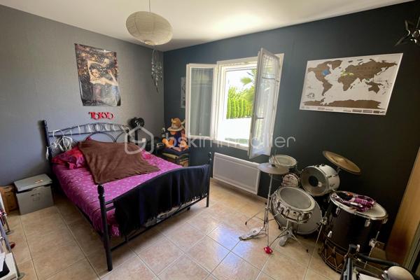 A 10 minutes de Lalinde, nichée sur les hauteurs de Couze-et-Saint-Front, au cœur d’un environnement calme et recherché, cette élégante maison contemporaine de plain-pied exposée plein sud, offre 130 m² habitables. 
Parfaitement agencée, soigneusement entretenue et très lumineuse grâce à ses larges baies vitrées, elle se compose d'une entrée avec placard, d'une cuisine ouverte sur un vaste séjour chaleureux agrémenté d'un poêle à bois, ainsi que d'un cellier/buanderie avec accès direct à l'extérieur.
Côté nuit, elle comprend quatre chambres, une salle de bains équipée d'une double vasque, d'une baignoire et d'une douche, ainsi qu'un WC indépendant avec lave-mains.
Côté dépendances, la propriété dispose d'un grand garage fermé avec eau et électricité d'environ 44 m² , surmonté d'une vaste mezzanine offrant un bel espace de stockage ou d'aménagement, d'un second garage ouvert, d'un carport, d'un abri de jardin et d'un poulailler.
L'ensemble est implanté sur un terrain clos de 4 299 m², idéal pour profiter pleinement de la tranquillité des lieux.
Les prestations techniques sont également au rendez-vous : chauffage électrique, ballon thermodynamique, assainissement individuel conforme, ainsi que 12 panneaux photovoltaïques installés en 2024 permettant l'autoconsommation, avec revente du surplus d'électricité produit.
Une propriété fonctionnelle, lumineuse et économe en énergie, idéale pour une vie de famille au cœur d'un cadre privilégié.
Bien disponible à la visite 7 jours sur 7. Intercabinet et collaboration entre professionnels de l’immobilier bienvenus.
Nestled on the heights of Couze-et-Saint-Front, in the heart of a quiet and sought-after environment, this elegant contemporary single storey house facing south, offers 130 m 2. 
Perfectly arranged, carefully maintained and very bright thanks to its large windows, it consists of an entrance with cupboard, a kitchen open to a large living room decorated with a wood stove, as well as a cellar/ laundry room with direct access to the outside.
On the night side, it has four bedrooms, a bathroom equipped with a double sink, a bathtub and a shower, as well as an independent WC with washbasin.
Outbuildings side, the property has a large closed garage with water and electricity of about 44 m 2, surmounted by a large mezzanine offering a beautiful storage or development space, a second open garage, a carport, a garden shed and a henhouse.
The whole is located on a closed ground of 4 299 m 2, ideal to take advantage fully of the tranquility of the places.
The technical services are also available: electric heating, a thermodynamic tank, individual sanitation in compliance, as well as 12 photovoltaic panels installed in 2024 allowing self-consumption, with resale of surplus electricity produced.
A functional, bright and energy-efficient property, ideal for a family life in the heart of a privileged setting.
Property available for viewing 7 days a week. Intercabinet and collaboration between real estate professionals welcome.