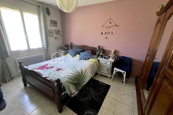 A 10 minutes de Lalinde, nichée sur les hauteurs de Couze-et-Saint-Front, au cœur d’un environnement calme et recherché, cette élégante maison contemporaine de plain-pied exposée plein sud, offre 130 m² habitables. 
Parfaitement agencée, soigneusement entretenue et très lumineuse grâce à ses larges baies vitrées, elle se compose d'une entrée avec placard, d'une cuisine ouverte sur un vaste séjour chaleureux agrémenté d'un poêle à bois, ainsi que d'un cellier/buanderie avec accès direct à l'extérieur.
Côté nuit, elle comprend quatre chambres, une salle de bains équipée d'une double vasque, d'une baignoire et d'une douche, ainsi qu'un WC indépendant avec lave-mains.
Côté dépendances, la propriété dispose d'un grand garage fermé avec eau et électricité d'environ 44 m² , surmonté d'une vaste mezzanine offrant un bel espace de stockage ou d'aménagement, d'un second garage ouvert, d'un carport, d'un abri de jardin et d'un poulailler.
L'ensemble est implanté sur un terrain clos de 4 299 m², idéal pour profiter pleinement de la tranquillité des lieux.
Les prestations techniques sont également au rendez-vous : chauffage électrique, ballon thermodynamique, assainissement individuel conforme, ainsi que 12 panneaux photovoltaïques installés en 2024 permettant l'autoconsommation, avec revente du surplus d'électricité produit.
Une propriété fonctionnelle, lumineuse et économe en énergie, idéale pour une vie de famille au cœur d'un cadre privilégié.
Bien disponible à la visite 7 jours sur 7. Intercabinet et collaboration entre professionnels de l’immobilier bienvenus.
Nestled on the heights of Couze-et-Saint-Front, in the heart of a quiet and sought-after environment, this elegant contemporary single storey house facing south, offers 130 m 2. 
Perfectly arranged, carefully maintained and very bright thanks to its large windows, it consists of an entrance with cupboard, a kitchen open to a large living room decorated with a wood stove, as well as a cellar/ laundry room with direct access to the outside.
On the night side, it has four bedrooms, a bathroom equipped with a double sink, a bathtub and a shower, as well as an independent WC with washbasin.
Outbuildings side, the property has a large closed garage with water and electricity of about 44 m 2, surmounted by a large mezzanine offering a beautiful storage or development space, a second open garage, a carport, a garden shed and a henhouse.
The whole is located on a closed ground of 4 299 m 2, ideal to take advantage fully of the tranquility of the places.
The technical services are also available: electric heating, a thermodynamic tank, individual sanitation in compliance, as well as 12 photovoltaic panels installed in 2024 allowing self-consumption, with resale of surplus electricity produced.
A functional, bright and energy-efficient property, ideal for a family life in the heart of a privileged setting.
Property available for viewing 7 days a week. Intercabinet and collaboration between real estate professionals welcome.