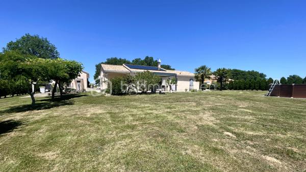 A 10 minutes de Lalinde, nichée sur les hauteurs de Couze-et-Saint-Front, au cœur d’un environnement calme et recherché, cette élégante maison contemporaine de plain-pied exposée plein sud, offre 130 m² habitables. 
Parfaitement agencée, soigneusement entretenue et très lumineuse grâce à ses larges baies vitrées, elle se compose d'une entrée avec placard, d'une cuisine ouverte sur un vaste séjour chaleureux agrémenté d'un poêle à bois, ainsi que d'un cellier/buanderie avec accès direct à l'extérieur.
Côté nuit, elle comprend quatre chambres, une salle de bains équipée d'une double vasque, d'une baignoire et d'une douche, ainsi qu'un WC indépendant avec lave-mains.
Côté dépendances, la propriété dispose d'un grand garage fermé avec eau et électricité d'environ 44 m² , surmonté d'une vaste mezzanine offrant un bel espace de stockage ou d'aménagement, d'un second garage ouvert, d'un carport, d'un abri de jardin et d'un poulailler.
L'ensemble est implanté sur un terrain clos de 4 299 m², idéal pour profiter pleinement de la tranquillité des lieux.
Les prestations techniques sont également au rendez-vous : chauffage électrique, ballon thermodynamique, assainissement individuel conforme, ainsi que 12 panneaux photovoltaïques installés en 2024 permettant l'autoconsommation, avec revente du surplus d'électricité produit.
Une propriété fonctionnelle, lumineuse et économe en énergie, idéale pour une vie de famille au cœur d'un cadre privilégié.
Bien disponible à la visite 7 jours sur 7. Intercabinet et collaboration entre professionnels de l’immobilier bienvenus.
Nestled on the heights of Couze-et-Saint-Front, in the heart of a quiet and sought-after environment, this elegant contemporary single storey house facing south, offers 130 m 2. 
Perfectly arranged, carefully maintained and very bright thanks to its large windows, it consists of an entrance with cupboard, a kitchen open to a large living room decorated with a wood stove, as well as a cellar/ laundry room with direct access to the outside.
On the night side, it has four bedrooms, a bathroom equipped with a double sink, a bathtub and a shower, as well as an independent WC with washbasin.
Outbuildings side, the property has a large closed garage with water and electricity of about 44 m 2, surmounted by a large mezzanine offering a beautiful storage or development space, a second open garage, a carport, a garden shed and a henhouse.
The whole is located on a closed ground of 4 299 m 2, ideal to take advantage fully of the tranquility of the places.
The technical services are also available: electric heating, a thermodynamic tank, individual sanitation in compliance, as well as 12 photovoltaic panels installed in 2024 allowing self-consumption, with resale of surplus electricity produced.
A functional, bright and energy-efficient property, ideal for a family life in the heart of a privileged setting.
Property available for viewing 7 days a week. Intercabinet and collaboration between real estate professionals welcome.