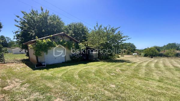 A 10 minutes de Lalinde, nichée sur les hauteurs de Couze-et-Saint-Front, au cœur d’un environnement calme et recherché, cette élégante maison contemporaine de plain-pied exposée plein sud, offre 130 m² habitables. 
Parfaitement agencée, soigneusement entretenue et très lumineuse grâce à ses larges baies vitrées, elle se compose d'une entrée avec placard, d'une cuisine ouverte sur un vaste séjour chaleureux agrémenté d'un poêle à bois, ainsi que d'un cellier/buanderie avec accès direct à l'extérieur.
Côté nuit, elle comprend quatre chambres, une salle de bains équipée d'une double vasque, d'une baignoire et d'une douche, ainsi qu'un WC indépendant avec lave-mains.
Côté dépendances, la propriété dispose d'un grand garage fermé avec eau et électricité d'environ 44 m² , surmonté d'une vaste mezzanine offrant un bel espace de stockage ou d'aménagement, d'un second garage ouvert, d'un carport, d'un abri de jardin et d'un poulailler.
L'ensemble est implanté sur un terrain clos de 4 299 m², idéal pour profiter pleinement de la tranquillité des lieux.
Les prestations techniques sont également au rendez-vous : chauffage électrique, ballon thermodynamique, assainissement individuel conforme, ainsi que 12 panneaux photovoltaïques installés en 2024 permettant l'autoconsommation, avec revente du surplus d'électricité produit.
Une propriété fonctionnelle, lumineuse et économe en énergie, idéale pour une vie de famille au cœur d'un cadre privilégié.
Bien disponible à la visite 7 jours sur 7. Intercabinet et collaboration entre professionnels de l’immobilier bienvenus.
Nestled on the heights of Couze-et-Saint-Front, in the heart of a quiet and sought-after environment, this elegant contemporary single storey house facing south, offers 130 m 2. 
Perfectly arranged, carefully maintained and very bright thanks to its large windows, it consists of an entrance with cupboard, a kitchen open to a large living room decorated with a wood stove, as well as a cellar/ laundry room with direct access to the outside.
On the night side, it has four bedrooms, a bathroom equipped with a double sink, a bathtub and a shower, as well as an independent WC with washbasin.
Outbuildings side, the property has a large closed garage with water and electricity of about 44 m 2, surmounted by a large mezzanine offering a beautiful storage or development space, a second open garage, a carport, a garden shed and a henhouse.
The whole is located on a closed ground of 4 299 m 2, ideal to take advantage fully of the tranquility of the places.
The technical services are also available: electric heating, a thermodynamic tank, individual sanitation in compliance, as well as 12 photovoltaic panels installed in 2024 allowing self-consumption, with resale of surplus electricity produced.
A functional, bright and energy-efficient property, ideal for a family life in the heart of a privileged setting.
Property available for viewing 7 days a week. Intercabinet and collaboration between real estate professionals welcome.