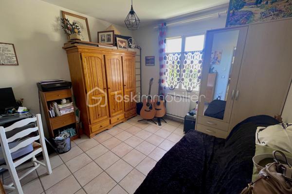 A 10 minutes de Lalinde, nichée sur les hauteurs de Couze-et-Saint-Front, au cœur d’un environnement calme et recherché, cette élégante maison contemporaine de plain-pied exposée plein sud, offre 130 m² habitables. 
Parfaitement agencée, soigneusement entretenue et très lumineuse grâce à ses larges baies vitrées, elle se compose d'une entrée avec placard, d'une cuisine ouverte sur un vaste séjour chaleureux agrémenté d'un poêle à bois, ainsi que d'un cellier/buanderie avec accès direct à l'extérieur.
Côté nuit, elle comprend quatre chambres, une salle de bains équipée d'une double vasque, d'une baignoire et d'une douche, ainsi qu'un WC indépendant avec lave-mains.
Côté dépendances, la propriété dispose d'un grand garage fermé avec eau et électricité d'environ 44 m² , surmonté d'une vaste mezzanine offrant un bel espace de stockage ou d'aménagement, d'un second garage ouvert, d'un carport, d'un abri de jardin et d'un poulailler.
L'ensemble est implanté sur un terrain clos de 4 299 m², idéal pour profiter pleinement de la tranquillité des lieux.
Les prestations techniques sont également au rendez-vous : chauffage électrique, ballon thermodynamique, assainissement individuel conforme, ainsi que 12 panneaux photovoltaïques installés en 2024 permettant l'autoconsommation, avec revente du surplus d'électricité produit.
Une propriété fonctionnelle, lumineuse et économe en énergie, idéale pour une vie de famille au cœur d'un cadre privilégié.
Bien disponible à la visite 7 jours sur 7. Intercabinet et collaboration entre professionnels de l’immobilier bienvenus.
Nestled on the heights of Couze-et-Saint-Front, in the heart of a quiet and sought-after environment, this elegant contemporary single storey house facing south, offers 130 m 2. 
Perfectly arranged, carefully maintained and very bright thanks to its large windows, it consists of an entrance with cupboard, a kitchen open to a large living room decorated with a wood stove, as well as a cellar/ laundry room with direct access to the outside.
On the night side, it has four bedrooms, a bathroom equipped with a double sink, a bathtub and a shower, as well as an independent WC with washbasin.
Outbuildings side, the property has a large closed garage with water and electricity of about 44 m 2, surmounted by a large mezzanine offering a beautiful storage or development space, a second open garage, a carport, a garden shed and a henhouse.
The whole is located on a closed ground of 4 299 m 2, ideal to take advantage fully of the tranquility of the places.
The technical services are also available: electric heating, a thermodynamic tank, individual sanitation in compliance, as well as 12 photovoltaic panels installed in 2024 allowing self-consumption, with resale of surplus electricity produced.
A functional, bright and energy-efficient property, ideal for a family life in the heart of a privileged setting.
Property available for viewing 7 days a week. Intercabinet and collaboration between real estate professionals welcome.