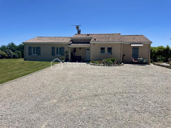 A 10 minutes de Lalinde, nichée sur les hauteurs de Couze-et-Saint-Front, au cœur d’un environnement calme et recherché, cette élégante maison contemporaine de plain-pied exposée plein sud, offre 130 m² habitables. 
Parfaitement agencée, soigneusement entretenue et très lumineuse grâce à ses larges baies vitrées, elle se compose d'une entrée avec placard, d'une cuisine ouverte sur un vaste séjour chaleureux agrémenté d'un poêle à bois, ainsi que d'un cellier/buanderie avec accès direct à l'extérieur.
Côté nuit, elle comprend quatre chambres, une salle de bains équipée d'une double vasque, d'une baignoire et d'une douche, ainsi qu'un WC indépendant avec lave-mains.
Côté dépendances, la propriété dispose d'un grand garage fermé avec eau et électricité d'environ 44 m² , surmonté d'une vaste mezzanine offrant un bel espace de stockage ou d'aménagement, d'un second garage ouvert, d'un carport, d'un abri de jardin et d'un poulailler.
L'ensemble est implanté sur un terrain clos de 4 299 m², idéal pour profiter pleinement de la tranquillité des lieux.
Les prestations techniques sont également au rendez-vous : chauffage électrique, ballon thermodynamique, assainissement individuel conforme, ainsi que 12 panneaux photovoltaïques installés en 2024 permettant l'autoconsommation, avec revente du surplus d'électricité produit.
Une propriété fonctionnelle, lumineuse et économe en énergie, idéale pour une vie de famille au cœur d'un cadre privilégié.
Bien disponible à la visite 7 jours sur 7. Intercabinet et collaboration entre professionnels de l’immobilier bienvenus.
Nestled on the heights of Couze-et-Saint-Front, in the heart of a quiet and sought-after environment, this elegant contemporary single storey house facing south, offers 130 m 2. 
Perfectly arranged, carefully maintained and very bright thanks to its large windows, it consists of an entrance with cupboard, a kitchen open to a large living room decorated with a wood stove, as well as a cellar/ laundry room with direct access to the outside.
On the night side, it has four bedrooms, a bathroom equipped with a double sink, a bathtub and a shower, as well as an independent WC with washbasin.
Outbuildings side, the property has a large closed garage with water and electricity of about 44 m 2, surmounted by a large mezzanine offering a beautiful storage or development space, a second open garage, a carport, a garden shed and a henhouse.
The whole is located on a closed ground of 4 299 m 2, ideal to take advantage fully of the tranquility of the places.
The technical services are also available: electric heating, a thermodynamic tank, individual sanitation in compliance, as well as 12 photovoltaic panels installed in 2024 allowing self-consumption, with resale of surplus electricity produced.
A functional, bright and energy-efficient property, ideal for a family life in the heart of a privileged setting.
Property available for viewing 7 days a week. Intercabinet and collaboration between real estate professionals welcome.