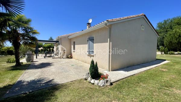 A 10 minutes de Lalinde, nichée sur les hauteurs de Couze-et-Saint-Front, au cœur d’un environnement calme et recherché, cette élégante maison contemporaine de plain-pied exposée plein sud, offre 130 m² habitables. 
Parfaitement agencée, soigneusement entretenue et très lumineuse grâce à ses larges baies vitrées, elle se compose d'une entrée avec placard, d'une cuisine ouverte sur un vaste séjour chaleureux agrémenté d'un poêle à bois, ainsi que d'un cellier/buanderie avec accès direct à l'extérieur.
Côté nuit, elle comprend quatre chambres, une salle de bains équipée d'une double vasque, d'une baignoire et d'une douche, ainsi qu'un WC indépendant avec lave-mains.
Côté dépendances, la propriété dispose d'un grand garage fermé avec eau et électricité d'environ 44 m² , surmonté d'une vaste mezzanine offrant un bel espace de stockage ou d'aménagement, d'un second garage ouvert, d'un carport, d'un abri de jardin et d'un poulailler.
L'ensemble est implanté sur un terrain clos de 4 299 m², idéal pour profiter pleinement de la tranquillité des lieux.
Les prestations techniques sont également au rendez-vous : chauffage électrique, ballon thermodynamique, assainissement individuel conforme, ainsi que 12 panneaux photovoltaïques installés en 2024 permettant l'autoconsommation, avec revente du surplus d'électricité produit.
Une propriété fonctionnelle, lumineuse et économe en énergie, idéale pour une vie de famille au cœur d'un cadre privilégié.
Bien disponible à la visite 7 jours sur 7. Intercabinet et collaboration entre professionnels de l’immobilier bienvenus.
Nestled on the heights of Couze-et-Saint-Front, in the heart of a quiet and sought-after environment, this elegant contemporary single storey house facing south, offers 130 m 2. 
Perfectly arranged, carefully maintained and very bright thanks to its large windows, it consists of an entrance with cupboard, a kitchen open to a large living room decorated with a wood stove, as well as a cellar/ laundry room with direct access to the outside.
On the night side, it has four bedrooms, a bathroom equipped with a double sink, a bathtub and a shower, as well as an independent WC with washbasin.
Outbuildings side, the property has a large closed garage with water and electricity of about 44 m 2, surmounted by a large mezzanine offering a beautiful storage or development space, a second open garage, a carport, a garden shed and a henhouse.
The whole is located on a closed ground of 4 299 m 2, ideal to take advantage fully of the tranquility of the places.
The technical services are also available: electric heating, a thermodynamic tank, individual sanitation in compliance, as well as 12 photovoltaic panels installed in 2024 allowing self-consumption, with resale of surplus electricity produced.
A functional, bright and energy-efficient property, ideal for a family life in the heart of a privileged setting.
Property available for viewing 7 days a week. Intercabinet and collaboration between real estate professionals welcome.