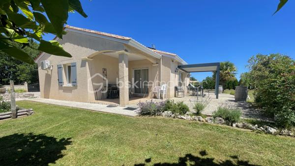 A 10 minutes de Lalinde, nichée sur les hauteurs de Couze-et-Saint-Front, au cœur d’un environnement calme et recherché, cette élégante maison contemporaine de plain-pied exposée plein sud, offre 130 m² habitables. 
Parfaitement agencée, soigneusement entretenue et très lumineuse grâce à ses larges baies vitrées, elle se compose d'une entrée avec placard, d'une cuisine ouverte sur un vaste séjour chaleureux agrémenté d'un poêle à bois, ainsi que d'un cellier/buanderie avec accès direct à l'extérieur.
Côté nuit, elle comprend quatre chambres, une salle de bains équipée d'une double vasque, d'une baignoire et d'une douche, ainsi qu'un WC indépendant avec lave-mains.
Côté dépendances, la propriété dispose d'un grand garage fermé avec eau et électricité d'environ 44 m² , surmonté d'une vaste mezzanine offrant un bel espace de stockage ou d'aménagement, d'un second garage ouvert, d'un carport, d'un abri de jardin et d'un poulailler.
L'ensemble est implanté sur un terrain clos de 4 299 m², idéal pour profiter pleinement de la tranquillité des lieux.
Les prestations techniques sont également au rendez-vous : chauffage électrique, ballon thermodynamique, assainissement individuel conforme, ainsi que 12 panneaux photovoltaïques installés en 2024 permettant l'autoconsommation, avec revente du surplus d'électricité produit.
Une propriété fonctionnelle, lumineuse et économe en énergie, idéale pour une vie de famille au cœur d'un cadre privilégié.
Bien disponible à la visite 7 jours sur 7. Intercabinet et collaboration entre professionnels de l’immobilier bienvenus.
Nestled on the heights of Couze-et-Saint-Front, in the heart of a quiet and sought-after environment, this elegant contemporary single storey house facing south, offers 130 m 2. 
Perfectly arranged, carefully maintained and very bright thanks to its large windows, it consists of an entrance with cupboard, a kitchen open to a large living room decorated with a wood stove, as well as a cellar/ laundry room with direct access to the outside.
On the night side, it has four bedrooms, a bathroom equipped with a double sink, a bathtub and a shower, as well as an independent WC with washbasin.
Outbuildings side, the property has a large closed garage with water and electricity of about 44 m 2, surmounted by a large mezzanine offering a beautiful storage or development space, a second open garage, a carport, a garden shed and a henhouse.
The whole is located on a closed ground of 4 299 m 2, ideal to take advantage fully of the tranquility of the places.
The technical services are also available: electric heating, a thermodynamic tank, individual sanitation in compliance, as well as 12 photovoltaic panels installed in 2024 allowing self-consumption, with resale of surplus electricity produced.
A functional, bright and energy-efficient property, ideal for a family life in the heart of a privileged setting.
Property available for viewing 7 days a week. Intercabinet and collaboration between real estate professionals welcome.