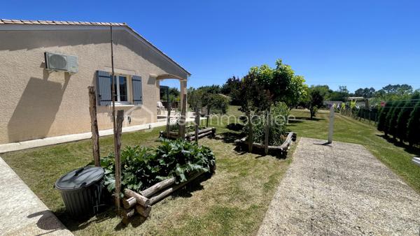 A 10 minutes de Lalinde, nichée sur les hauteurs de Couze-et-Saint-Front, au cœur d’un environnement calme et recherché, cette élégante maison contemporaine de plain-pied exposée plein sud, offre 130 m² habitables. 
Parfaitement agencée, soigneusement entretenue et très lumineuse grâce à ses larges baies vitrées, elle se compose d'une entrée avec placard, d'une cuisine ouverte sur un vaste séjour chaleureux agrémenté d'un poêle à bois, ainsi que d'un cellier/buanderie avec accès direct à l'extérieur.
Côté nuit, elle comprend quatre chambres, une salle de bains équipée d'une double vasque, d'une baignoire et d'une douche, ainsi qu'un WC indépendant avec lave-mains.
Côté dépendances, la propriété dispose d'un grand garage fermé avec eau et électricité d'environ 44 m² , surmonté d'une vaste mezzanine offrant un bel espace de stockage ou d'aménagement, d'un second garage ouvert, d'un carport, d'un abri de jardin et d'un poulailler.
L'ensemble est implanté sur un terrain clos de 4 299 m², idéal pour profiter pleinement de la tranquillité des lieux.
Les prestations techniques sont également au rendez-vous : chauffage électrique, ballon thermodynamique, assainissement individuel conforme, ainsi que 12 panneaux photovoltaïques installés en 2024 permettant l'autoconsommation, avec revente du surplus d'électricité produit.
Une propriété fonctionnelle, lumineuse et économe en énergie, idéale pour une vie de famille au cœur d'un cadre privilégié.
Bien disponible à la visite 7 jours sur 7. Intercabinet et collaboration entre professionnels de l’immobilier bienvenus.
Nestled on the heights of Couze-et-Saint-Front, in the heart of a quiet and sought-after environment, this elegant contemporary single storey house facing south, offers 130 m 2. 
Perfectly arranged, carefully maintained and very bright thanks to its large windows, it consists of an entrance with cupboard, a kitchen open to a large living room decorated with a wood stove, as well as a cellar/ laundry room with direct access to the outside.
On the night side, it has four bedrooms, a bathroom equipped with a double sink, a bathtub and a shower, as well as an independent WC with washbasin.
Outbuildings side, the property has a large closed garage with water and electricity of about 44 m 2, surmounted by a large mezzanine offering a beautiful storage or development space, a second open garage, a carport, a garden shed and a henhouse.
The whole is located on a closed ground of 4 299 m 2, ideal to take advantage fully of the tranquility of the places.
The technical services are also available: electric heating, a thermodynamic tank, individual sanitation in compliance, as well as 12 photovoltaic panels installed in 2024 allowing self-consumption, with resale of surplus electricity produced.
A functional, bright and energy-efficient property, ideal for a family life in the heart of a privileged setting.
Property available for viewing 7 days a week. Intercabinet and collaboration between real estate professionals welcome.