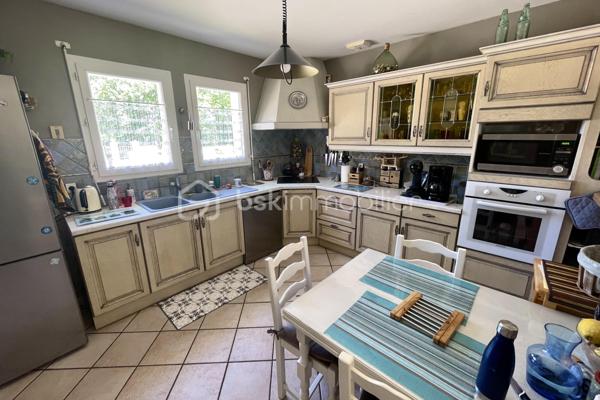 A 10 minutes de Lalinde, nichée sur les hauteurs de Couze-et-Saint-Front, au cœur d’un environnement calme et recherché, cette élégante maison contemporaine de plain-pied exposée plein sud, offre 130 m² habitables. 
Parfaitement agencée, soigneusement entretenue et très lumineuse grâce à ses larges baies vitrées, elle se compose d'une entrée avec placard, d'une cuisine ouverte sur un vaste séjour chaleureux agrémenté d'un poêle à bois, ainsi que d'un cellier/buanderie avec accès direct à l'extérieur.
Côté nuit, elle comprend quatre chambres, une salle de bains équipée d'une double vasque, d'une baignoire et d'une douche, ainsi qu'un WC indépendant avec lave-mains.
Côté dépendances, la propriété dispose d'un grand garage fermé avec eau et électricité d'environ 44 m² , surmonté d'une vaste mezzanine offrant un bel espace de stockage ou d'aménagement, d'un second garage ouvert, d'un carport, d'un abri de jardin et d'un poulailler.
L'ensemble est implanté sur un terrain clos de 4 299 m², idéal pour profiter pleinement de la tranquillité des lieux.
Les prestations techniques sont également au rendez-vous : chauffage électrique, ballon thermodynamique, assainissement individuel conforme, ainsi que 12 panneaux photovoltaïques installés en 2024 permettant l'autoconsommation, avec revente du surplus d'électricité produit.
Une propriété fonctionnelle, lumineuse et économe en énergie, idéale pour une vie de famille au cœur d'un cadre privilégié.
Bien disponible à la visite 7 jours sur 7. Intercabinet et collaboration entre professionnels de l’immobilier bienvenus.
Nestled on the heights of Couze-et-Saint-Front, in the heart of a quiet and sought-after environment, this elegant contemporary single storey house facing south, offers 130 m 2. 
Perfectly arranged, carefully maintained and very bright thanks to its large windows, it consists of an entrance with cupboard, a kitchen open to a large living room decorated with a wood stove, as well as a cellar/ laundry room with direct access to the outside.
On the night side, it has four bedrooms, a bathroom equipped with a double sink, a bathtub and a shower, as well as an independent WC with washbasin.
Outbuildings side, the property has a large closed garage with water and electricity of about 44 m 2, surmounted by a large mezzanine offering a beautiful storage or development space, a second open garage, a carport, a garden shed and a henhouse.
The whole is located on a closed ground of 4 299 m 2, ideal to take advantage fully of the tranquility of the places.
The technical services are also available: electric heating, a thermodynamic tank, individual sanitation in compliance, as well as 12 photovoltaic panels installed in 2024 allowing self-consumption, with resale of surplus electricity produced.
A functional, bright and energy-efficient property, ideal for a family life in the heart of a privileged setting.
Property available for viewing 7 days a week. Intercabinet and collaboration between real estate professionals welcome.