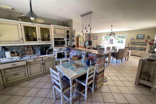 A 10 minutes de Lalinde, nichée sur les hauteurs de Couze-et-Saint-Front, au cœur d’un environnement calme et recherché, cette élégante maison contemporaine de plain-pied exposée plein sud, offre 130 m² habitables. 
Parfaitement agencée, soigneusement entretenue et très lumineuse grâce à ses larges baies vitrées, elle se compose d'une entrée avec placard, d'une cuisine ouverte sur un vaste séjour chaleureux agrémenté d'un poêle à bois, ainsi que d'un cellier/buanderie avec accès direct à l'extérieur.
Côté nuit, elle comprend quatre chambres, une salle de bains équipée d'une double vasque, d'une baignoire et d'une douche, ainsi qu'un WC indépendant avec lave-mains.
Côté dépendances, la propriété dispose d'un grand garage fermé avec eau et électricité d'environ 44 m² , surmonté d'une vaste mezzanine offrant un bel espace de stockage ou d'aménagement, d'un second garage ouvert, d'un carport, d'un abri de jardin et d'un poulailler.
L'ensemble est implanté sur un terrain clos de 4 299 m², idéal pour profiter pleinement de la tranquillité des lieux.
Les prestations techniques sont également au rendez-vous : chauffage électrique, ballon thermodynamique, assainissement individuel conforme, ainsi que 12 panneaux photovoltaïques installés en 2024 permettant l'autoconsommation, avec revente du surplus d'électricité produit.
Une propriété fonctionnelle, lumineuse et économe en énergie, idéale pour une vie de famille au cœur d'un cadre privilégié.
Bien disponible à la visite 7 jours sur 7. Intercabinet et collaboration entre professionnels de l’immobilier bienvenus.
Nestled on the heights of Couze-et-Saint-Front, in the heart of a quiet and sought-after environment, this elegant contemporary single storey house facing south, offers 130 m 2. 
Perfectly arranged, carefully maintained and very bright thanks to its large windows, it consists of an entrance with cupboard, a kitchen open to a large living room decorated with a wood stove, as well as a cellar/ laundry room with direct access to the outside.
On the night side, it has four bedrooms, a bathroom equipped with a double sink, a bathtub and a shower, as well as an independent WC with washbasin.
Outbuildings side, the property has a large closed garage with water and electricity of about 44 m 2, surmounted by a large mezzanine offering a beautiful storage or development space, a second open garage, a carport, a garden shed and a henhouse.
The whole is located on a closed ground of 4 299 m 2, ideal to take advantage fully of the tranquility of the places.
The technical services are also available: electric heating, a thermodynamic tank, individual sanitation in compliance, as well as 12 photovoltaic panels installed in 2024 allowing self-consumption, with resale of surplus electricity produced.
A functional, bright and energy-efficient property, ideal for a family life in the heart of a privileged setting.
Property available for viewing 7 days a week. Intercabinet and collaboration between real estate professionals welcome.