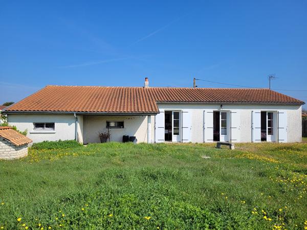 ECHILLAIS - Maison de plain-pied de  80 m² avec garage double et jardin clos