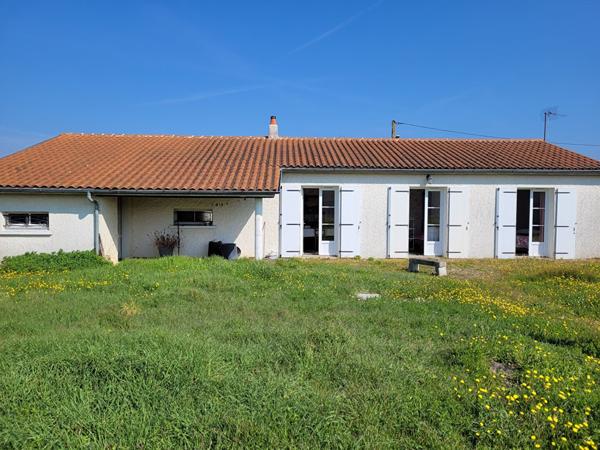 ECHILLAIS - Maison de plain-pied de  80 m² avec garage double et jardin clos