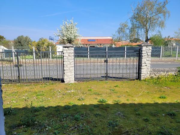ECHILLAIS - Maison de plain-pied de  80 m² avec garage double et jardin clos