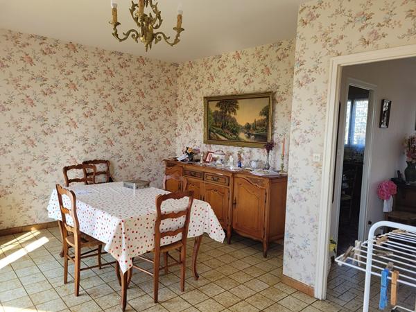 ECHILLAIS - Maison de plain-pied de  80 m² avec garage double et jardin clos