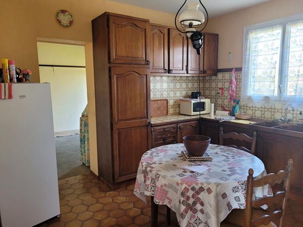ECHILLAIS - Maison de plain-pied de  80 m² avec garage double et jardin clos