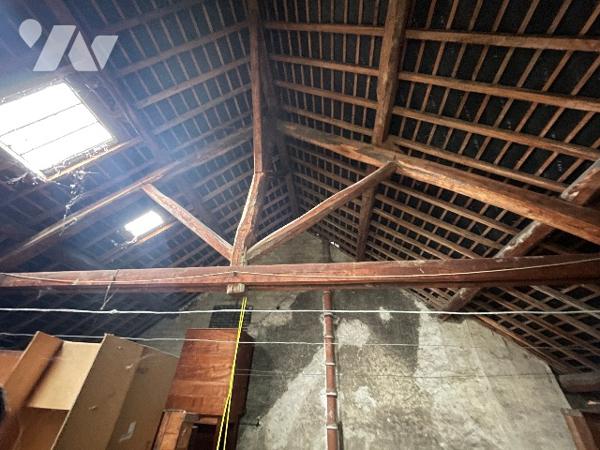 Immeuble comprenant une maison avec jardin et un commerce