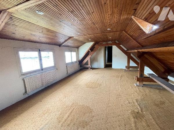Immeuble comprenant une maison avec jardin et un commerce
