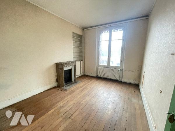 Immeuble comprenant une maison avec jardin et un commerce