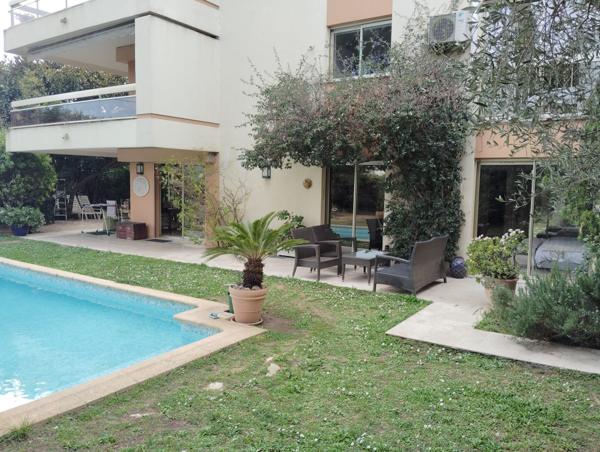 Le Cannet : Rare ,98 m2, en  rez de jardin clair et calme, jardin et piscine.