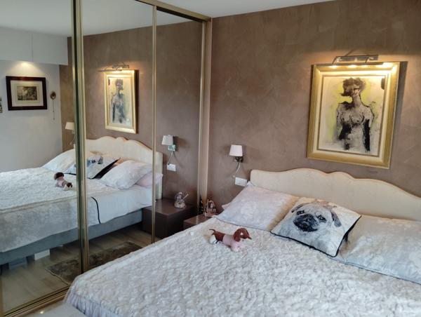 Le Cannet : Rare ,98 m2, en  rez de jardin clair et calme, jardin et piscine.