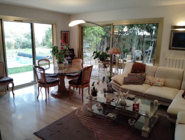 Le Cannet : Rare ,98 m2, en  rez de jardin clair et calme, jardin et piscine.