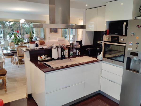 Le Cannet : Rare ,98 m2, en  rez de jardin clair et calme, jardin et piscine.