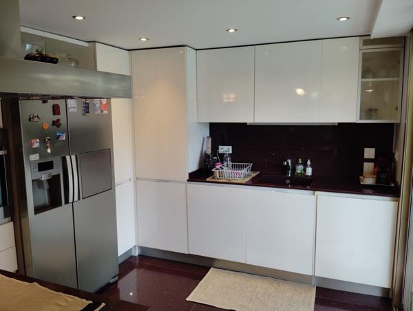 Le Cannet : Rare ,98 m2, en  rez de jardin clair et calme, jardin et piscine.