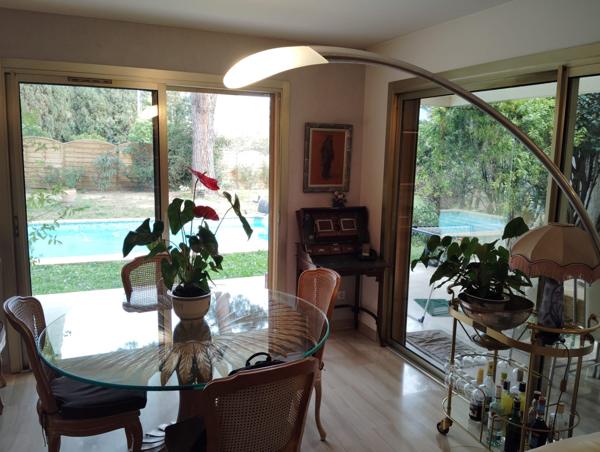 Le Cannet : Rare ,98 m2, en  rez de jardin clair et calme, jardin et piscine.