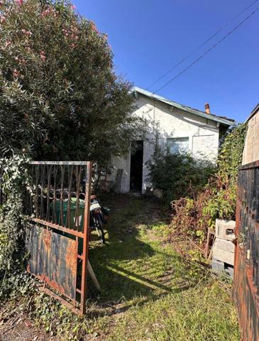 Deux maisons sur parcelle 558m2, deux accés indépendant, renovation, construction...