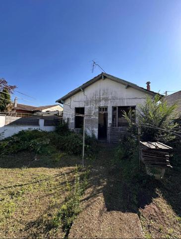 Deux maisons sur parcelle 558m2, deux accés indépendant, renovation, construction...