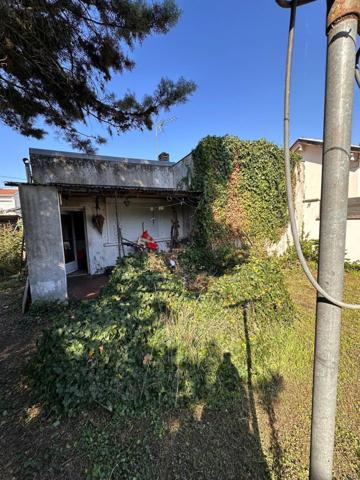 Deux maisons sur parcelle 558m2, deux accés indépendant, renovation, construction...
