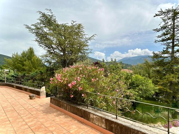 Maison traditionnelle de 146M2 sur un garage de 150m2