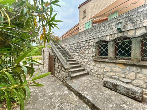 Maison traditionnelle de 146M2 sur un garage de 150m2