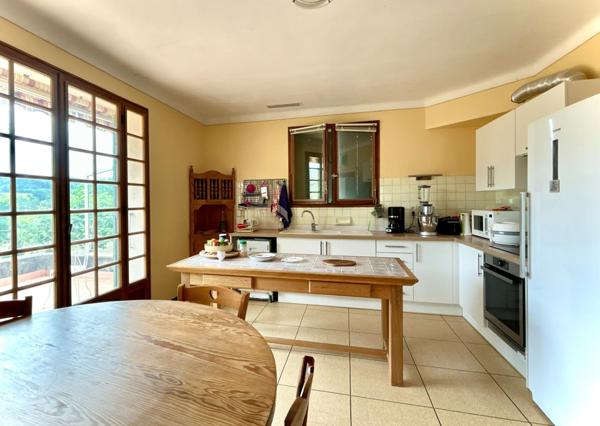 Maison traditionnelle de 146M2 sur un garage de 150m2