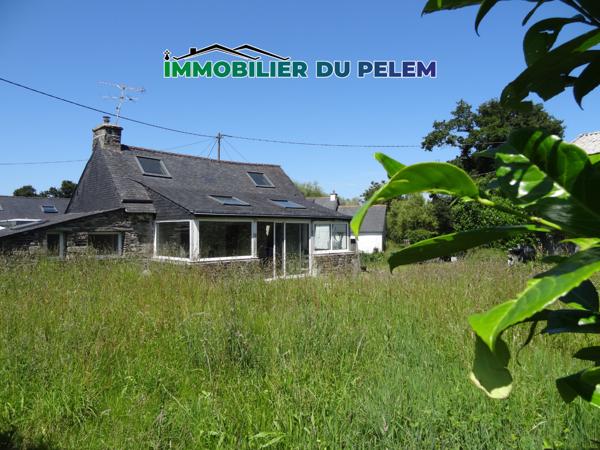 Maël-Carhaix (22340) Maison de campagne en pierre à finir de rénover avec hangar