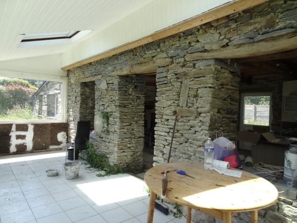 Maël-Carhaix (22340) Maison de campagne en pierre à finir de rénover avec hangar