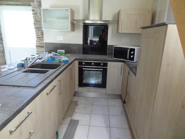 Maël-Carhaix (22340) Maison de campagne en pierre à finir de rénover avec hangar