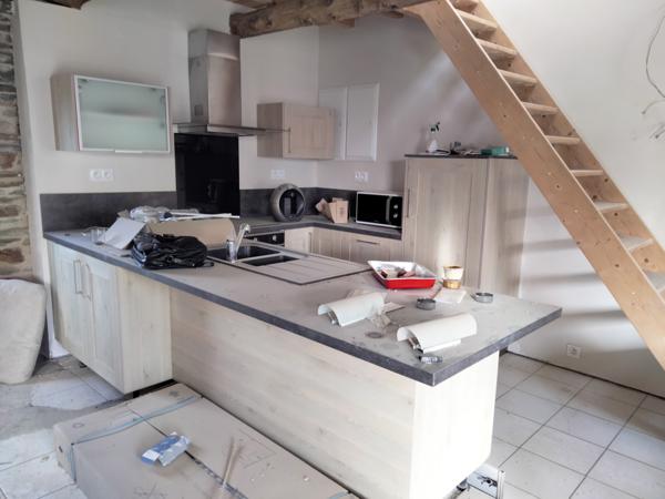 Maël-Carhaix (22340) Maison de campagne en pierre à finir de rénover avec hangar