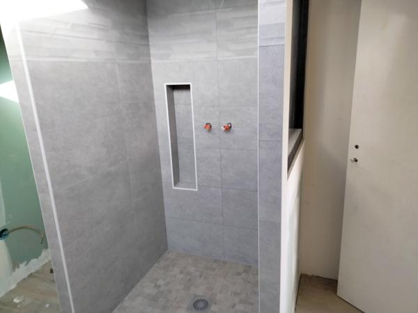 Maël-Carhaix (22340) Maison de campagne en pierre à finir de rénover avec hangar