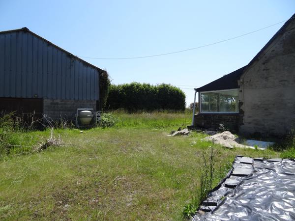 Maël-Carhaix (22340) Maison de campagne en pierre à finir de rénover avec hangar